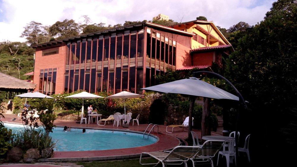 Fachada del hotel al atardecer, junto a la piscina