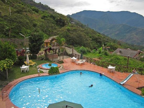 Vista aérea de la piscina, el tobogán y la cordillera de los Yungas