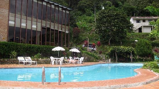 Piscina con tobogán junto al edificio principal