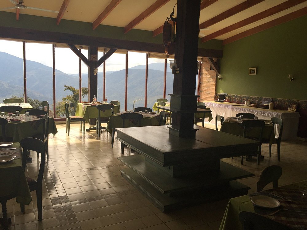 Restaurante con ventanales panorámicos a la cordillera