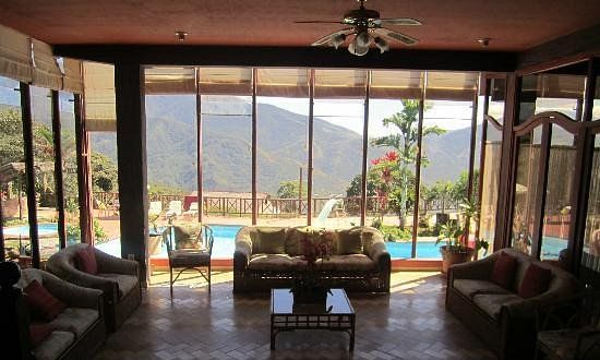 Salón de estar con sillones y vista panorámica