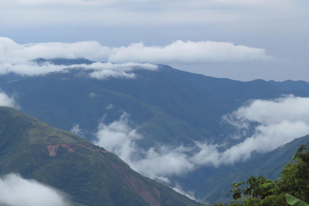 Vista de la cordillera cubierta de nubes desde el hotel